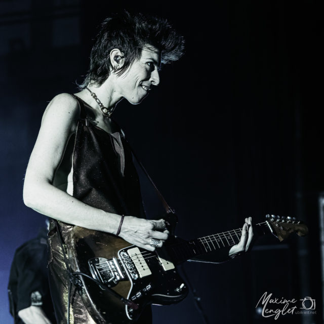 Mademoiselle K avec une guitare électrique regardant le public de l'aéronef de Lille