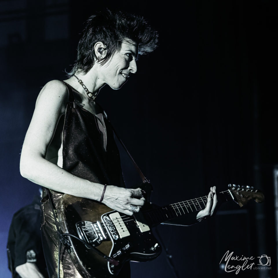 Mademoiselle K avec une guitare électrique regardant le public de l'aéronef de Lille