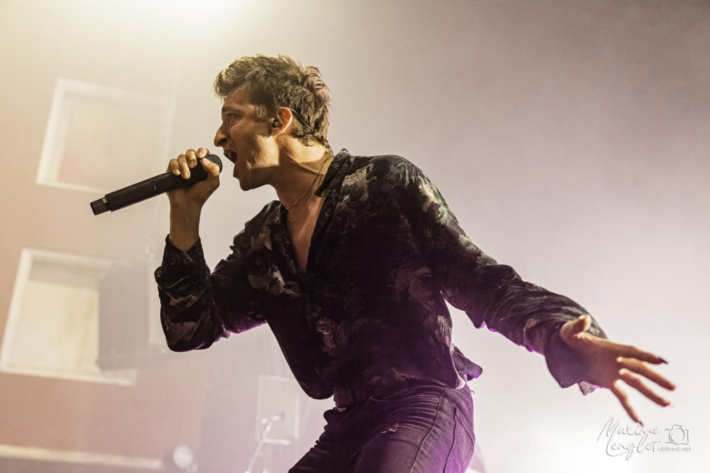 Chanteur de Ashen au micro sur la scène du splendid