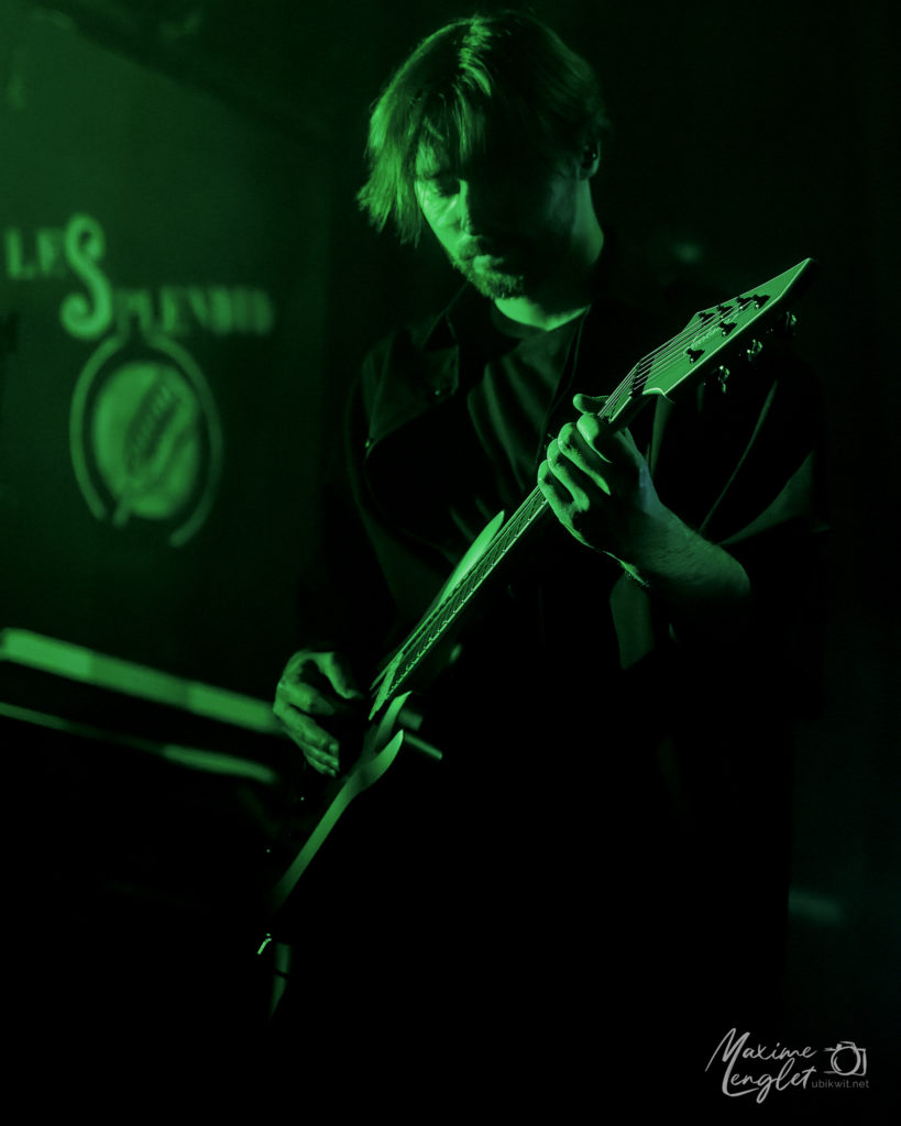 Guitariste de Resolve en fond de scène