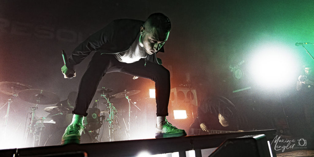 Chanteur de Resolve en plein headbang