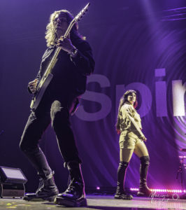 Le guitariste de Spiritbox au premier plan et la chanteuse Courtney LaPlante en arrière plan