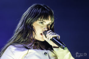 Regard de feu de Courtney LaPlante de spiritbox vers le public