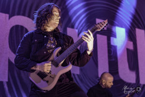 Le guitariste de Spiritbox sur la scène du zenoth de lille
