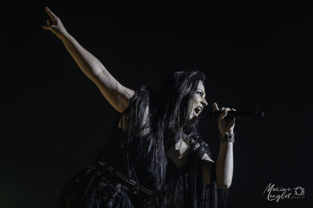 Amy Lee d'Evanescence sur fond noir