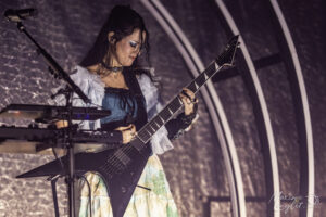 Emilie Simon à la guitare à Tourcoing
