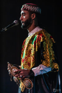 Un choriste de Driss Filali sur scène