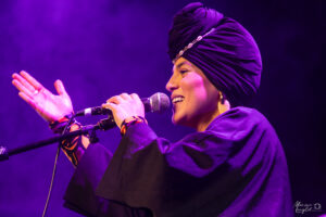 La chanteuse du froupe de Driss Filali