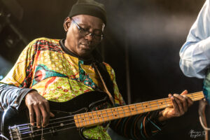 Le bassiste de Dieuf-Dieul de Thiès au Grand Mix