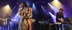 Guiss Guiss Bou Bess sur la scène du. club du Grand MIx