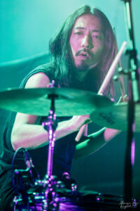 Le batteur de Minami Deutsch sur la scène de l'Aéronef