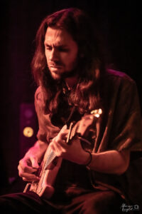 Louis Desseigne à la guitare pour Nomades