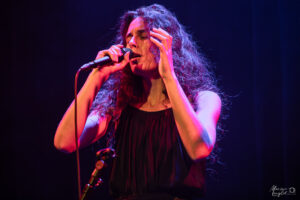 Dafné Kritharas au chant sur la scène de l'Antre Deux