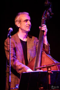 Apostolos Sideris à la basse pour Nomades