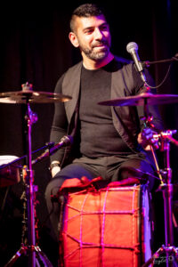 Erzoj Kazimov aux percussions à l'Antre Deux