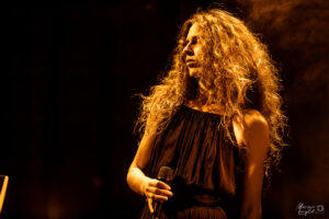 Dafné Kritharas au chant pour Nomades à l'Antre Deux