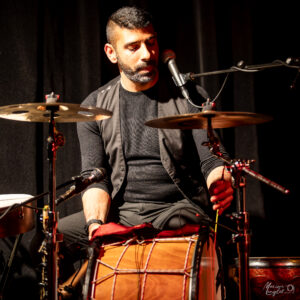 Erzoj Kazimov aux percussion sur la scène de l'Antre Deux