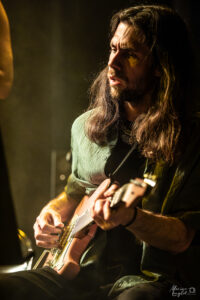 Louis Desseigne à la guitare électrique pour Nomades