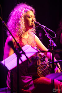 Eléonore Fourniau à la vielle à roue pour Nomades