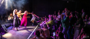 Pas de danse grecques à l'Antre Deux avec Nomades