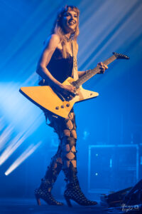 Lzzy Hale à la guitare