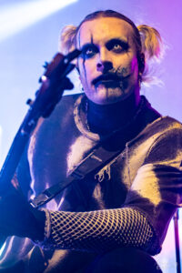 Motionless In White Lille 2025 – 01 Bassiste de Motionless in White à l'Aéronef