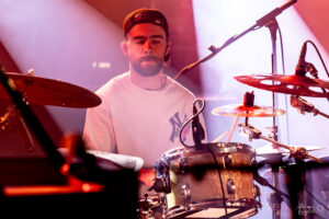 Milan Tabak aux percussions pour Dafné Kritharas