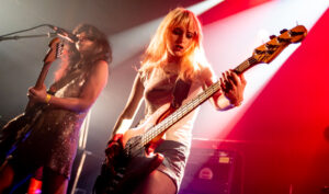 Lola Sam, bassiste de Hotwax