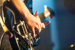 Gros plan sur la guitare de Tallulah Sim-Savage de Hotwax