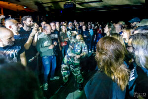 Jehnny Beth dans la fosse du club