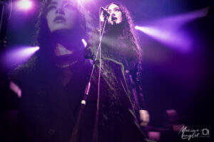 Messa Turant Fest Lille 2025 - 02 Sara Bianchin au micro pour Messa à Lille