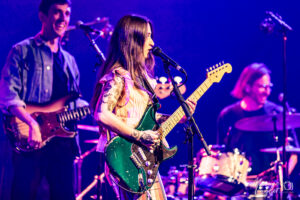 Nina Attal sur la scène du Théâtre Charcot à Marcq en Baroeul