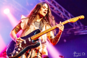 Solo de guitare de Nina Attal à Marcq en Baroeul