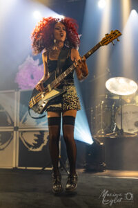 Georgie South des Nova Twins en lévitation au Grand Mix