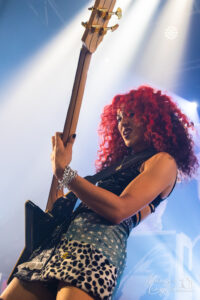 Georgie South à la basse