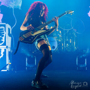 Georgie South bassiste des Nova Twins à Tourcoing