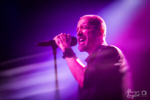 Paradise Lost Tyrant Fest Lille 2025 - 05 Mike Holmes au micro pour Paradise Lost à Lille