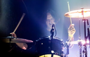 Dahm Majuri Cipolla à la batterie pour MONO à Tourcoing