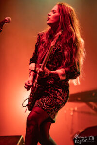 Nina Attal à la guitare électrique