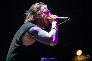 Andrew Neufeld au micro pour Comeback Kid