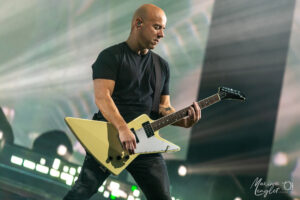 Greg Kubacki à la guitare pour Gojira