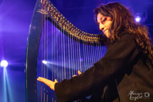 Rachel Kitchlew à la harpe