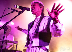 Célia Wa sur la scène du club du Grand Mix