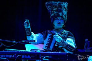 Iryna Kovalenko au bruits d'oiseaux chez DakhaBrakha