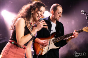 Hajar Benshain et Yannis Meegens sur la scène du club du Grand Mix