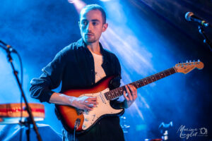 Yannis Meegens à la guitare pour Hajar Benshain