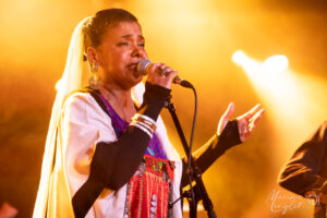 Hend Elrawy de Zerzura au chant