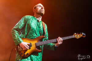 Le bassiste de Bombino sur la scène du Grand Sud