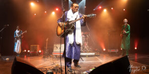 Bombino à la guitarise aocustique