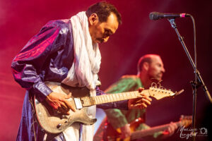 Bombino à la guitare électrique